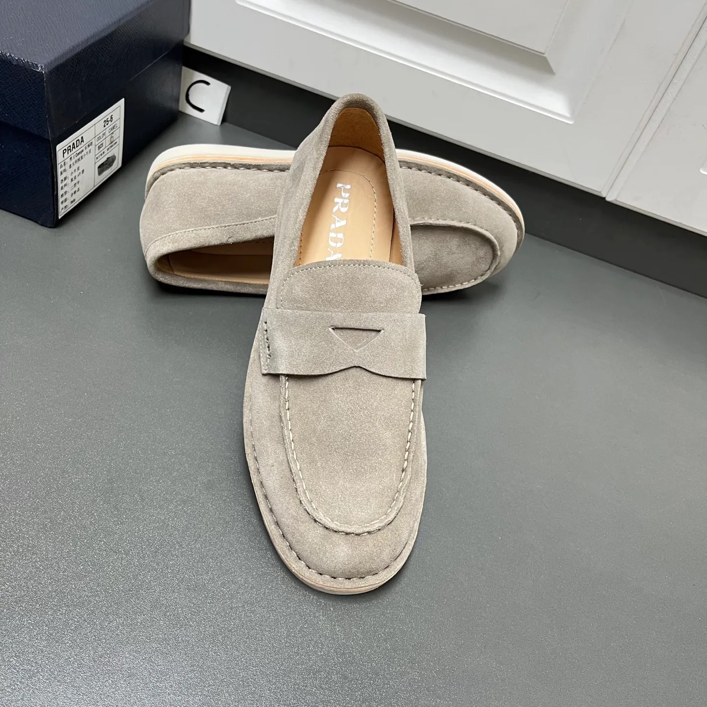 💰840 Prada men’s new suede leather loafers. Made of flocked cow second-layer leather, they combine classic design with handmade details, blending sophistication with casual comfort. Hot-stamped logo on the outside, topstitched seams on the skirt, 1.5cm white rubber sole with leather welt, dyed calfskin lining, silver-labeled cowhide feet, simple and elegant style, comes with a full set of original packaging dust bag! C leather shoe size: 39/40/41/42/43/44 gray welcome to order